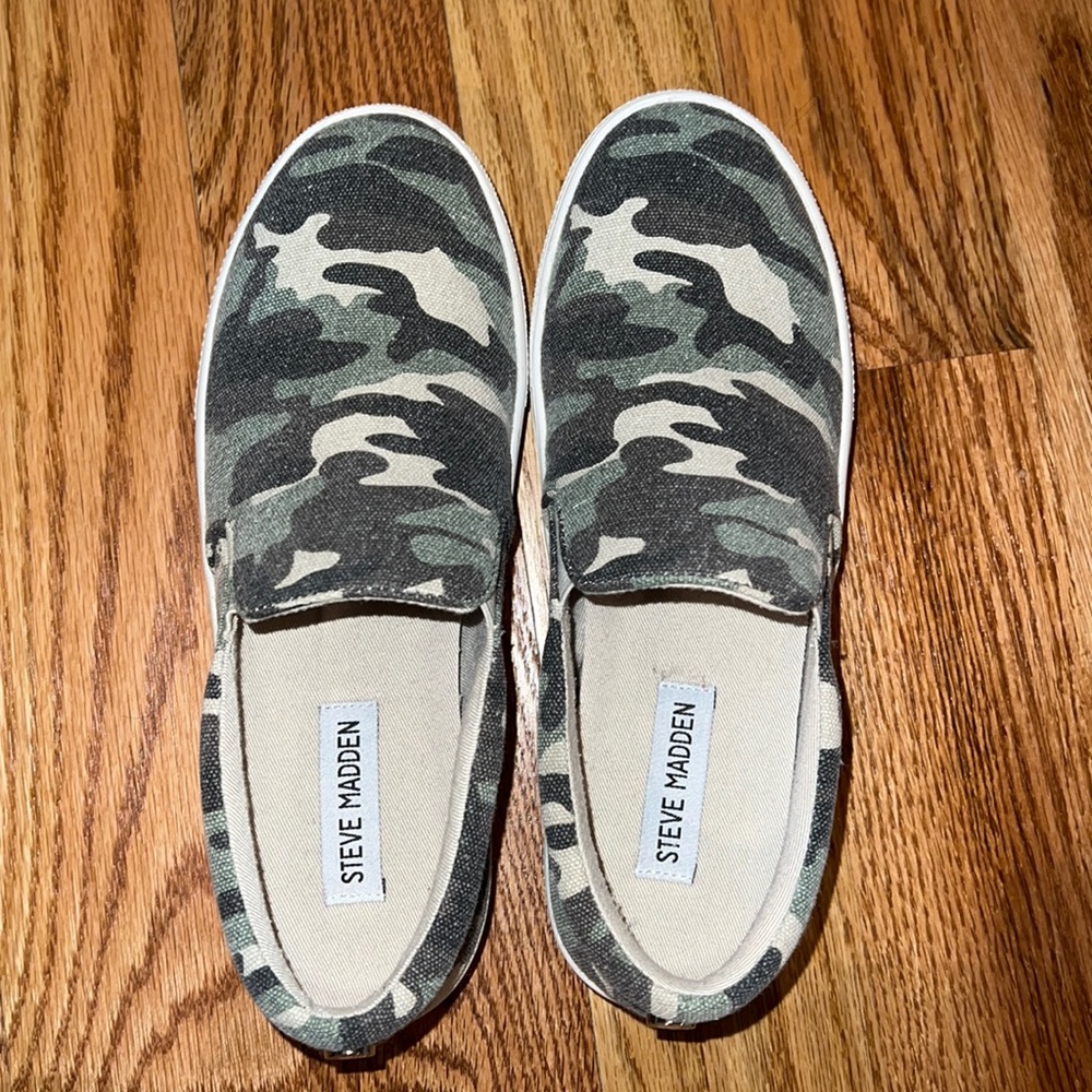 Steve Madden camo sneakers - women’s 7